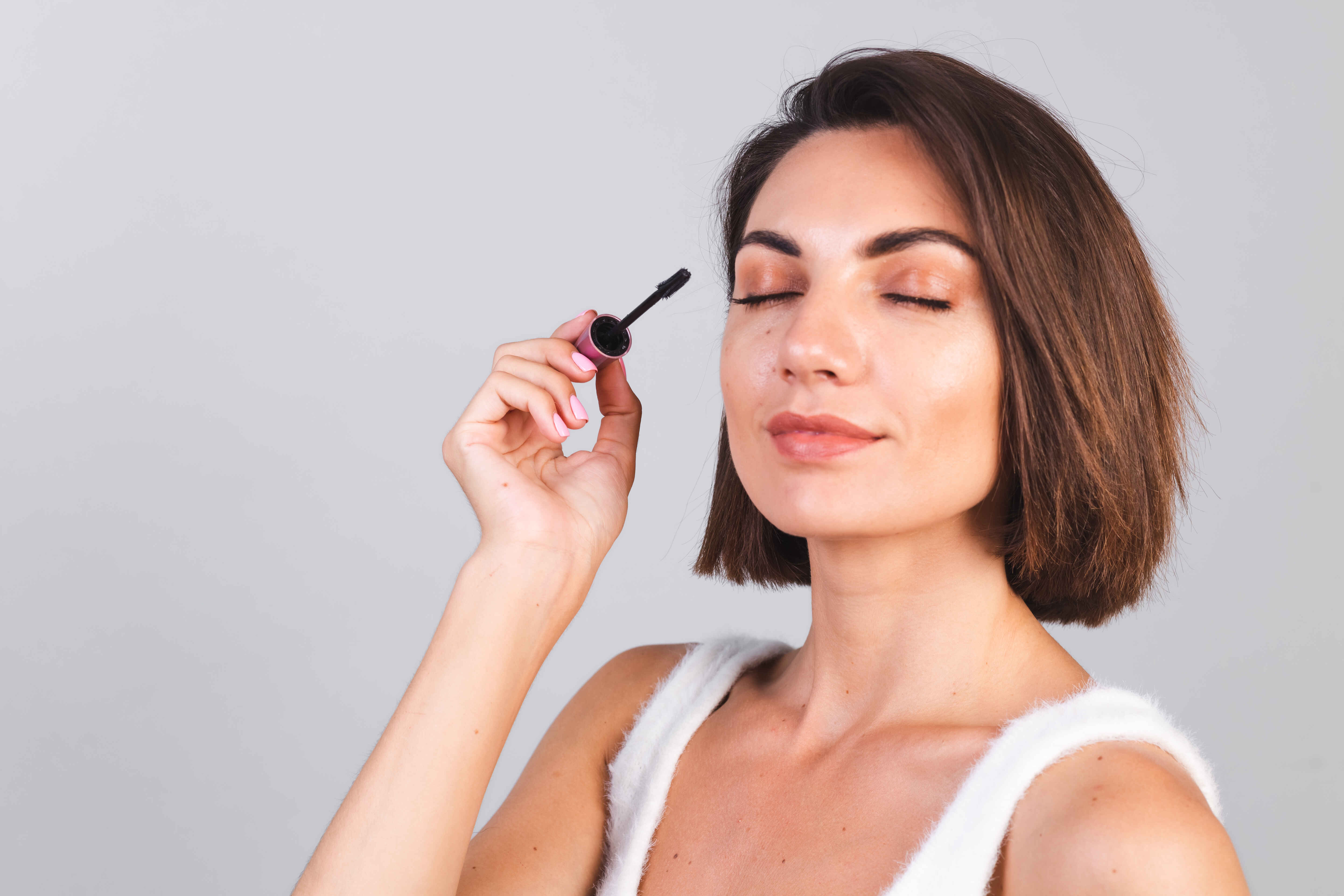 Les avantages du mascara marron : le choix idéal pour un maquillage discret