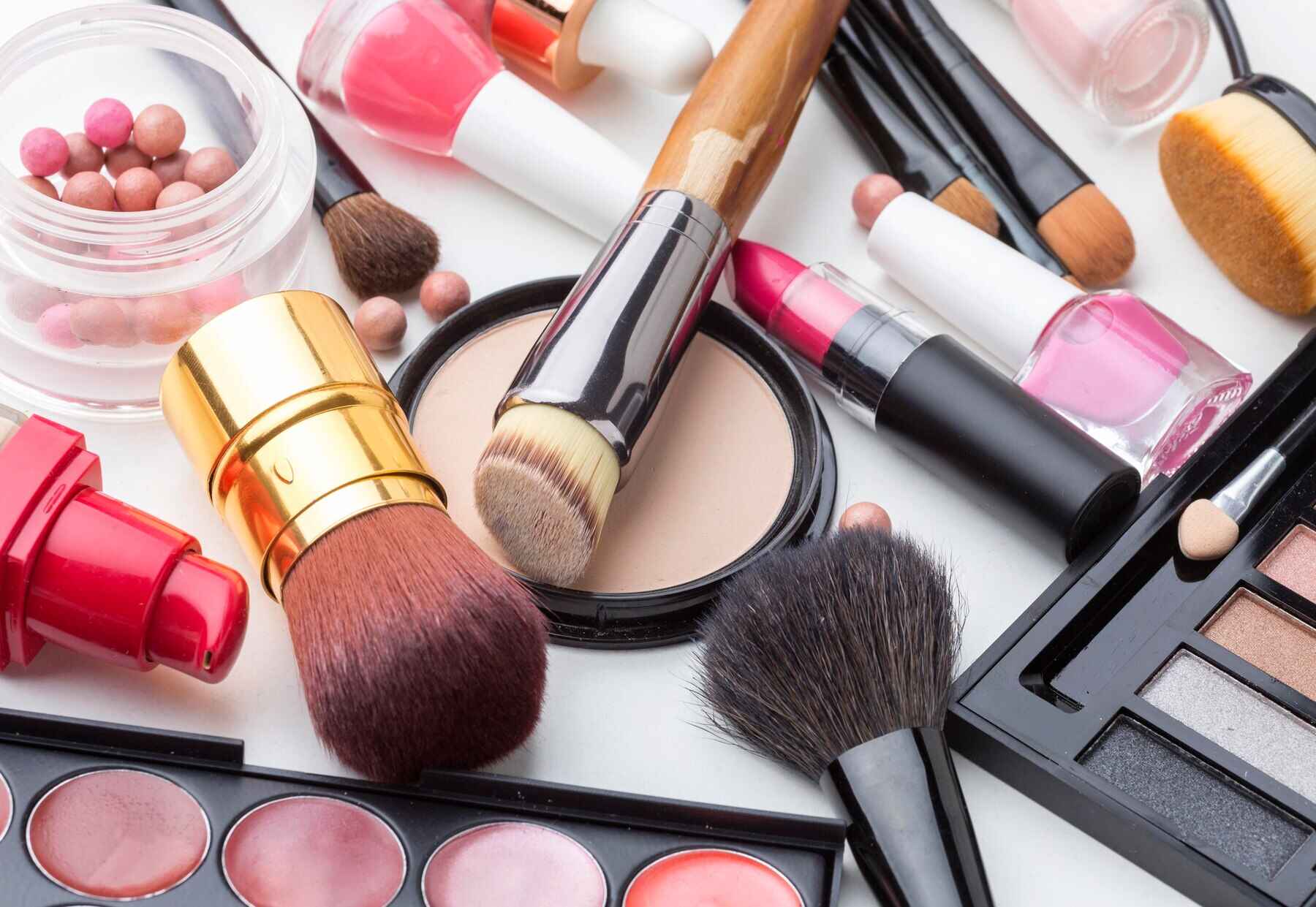 Astuces maquillage anti-ride instantané : primer lissant, blur, fond de teint lissant et techniques anti-âge