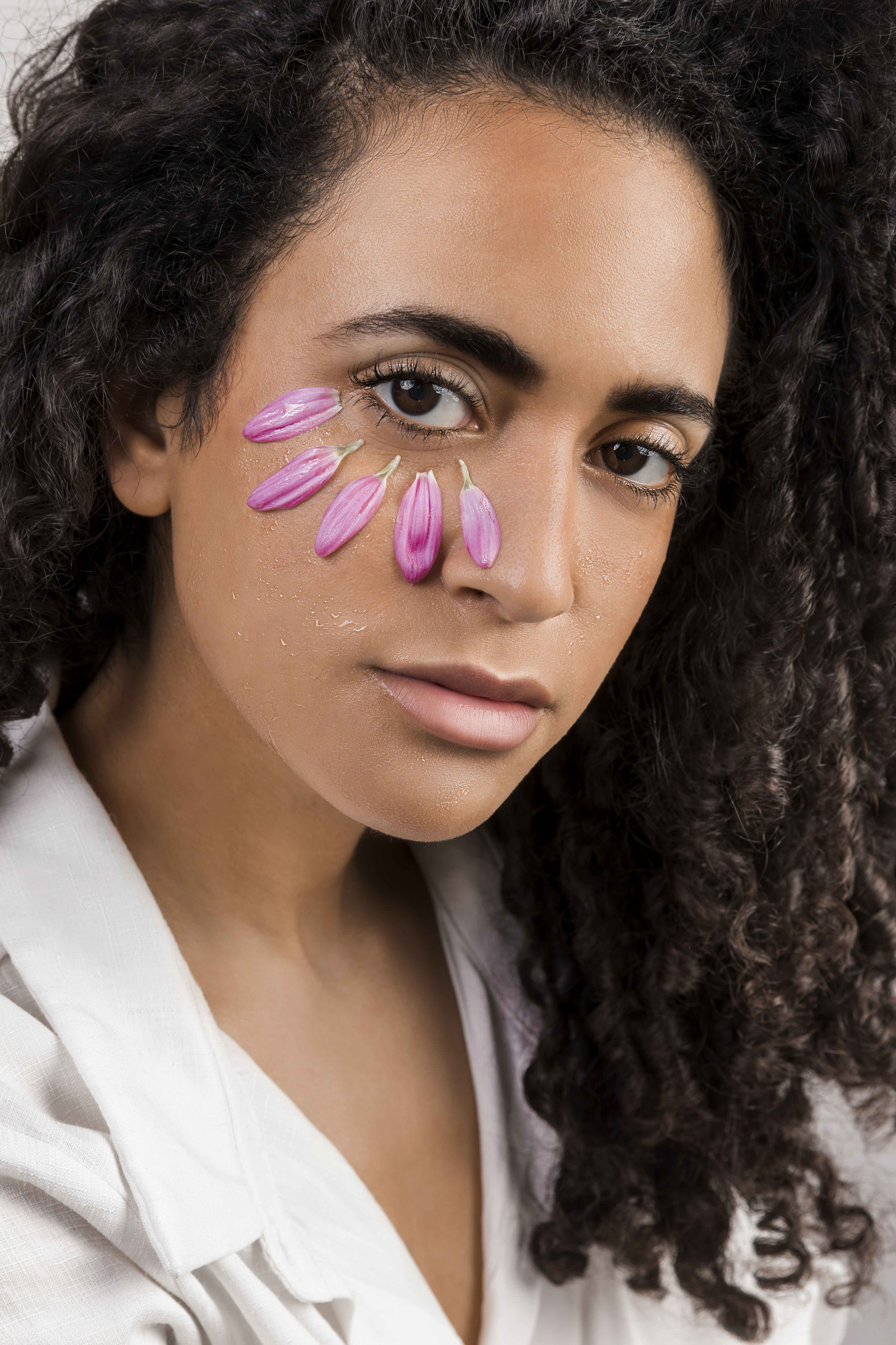 Yeux intenses et captivants : techniques de maquillage professionnelles et soins du corps pour une mise en beauté globale